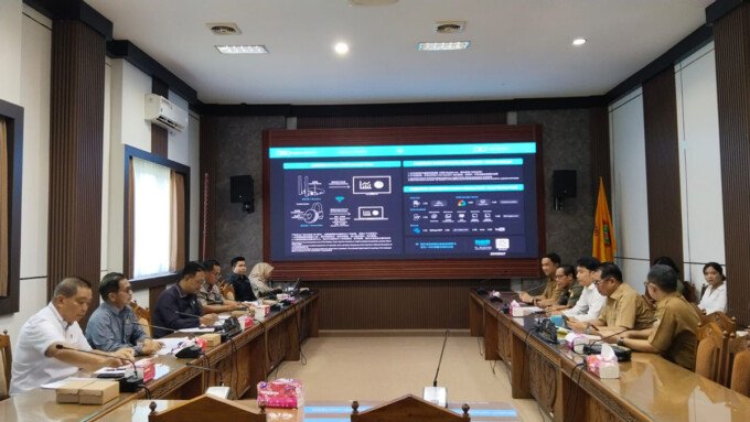 Anggota DPRD Kalimantan Tengah Komisi IV rapat bersama mitra dalam panitia khusus membahas Raperda Penyelesaian Sengketa dan Konflik Lahan, Senin (20/4).