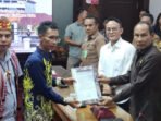 Ketua DPRD Kalteng, Arton S Dohong (kanan) terlihat akrab dengan Aliansi Driver dan Masyarakat Katingan Hulu saat menerima tuntutan, di Gedung DPRD Kalteng, Selasa (21/4).