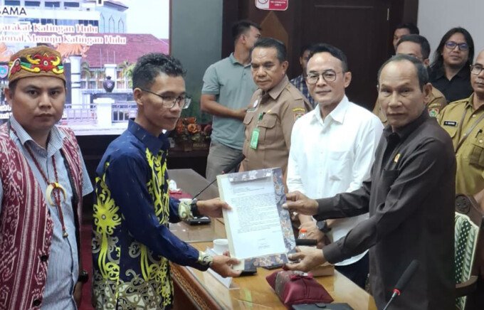 Ketua DPRD Kalteng, Arton S Dohong (kanan) terlihat akrab dengan Aliansi Driver dan Masyarakat Katingan Hulu saat menerima tuntutan, di Gedung DPRD Kalteng, Selasa (21/4).