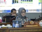 Ketua Komisi II DPRD Kalteng, Siti Nafsiah saat memimpin rapat komisi di Ruang Rapat Gabungan DPRD Kalteng, baru-baru ini.