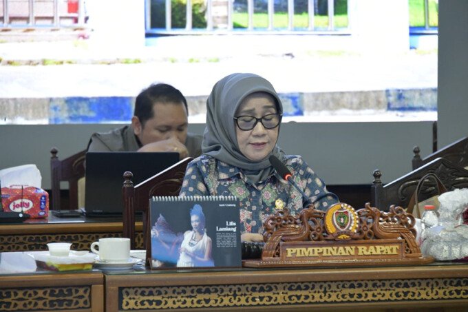 Ketua Komisi II DPRD Kalteng, Siti Nafsiah saat memimpin rapat komisi di Ruang Rapat Gabungan DPRD Kalteng, baru-baru ini.