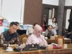 Ketua Pansus Raperda PMPTSP, Siti Nafsiah memimpin rapat, di Ruang Rapat Komisi, Senin (27/4).
