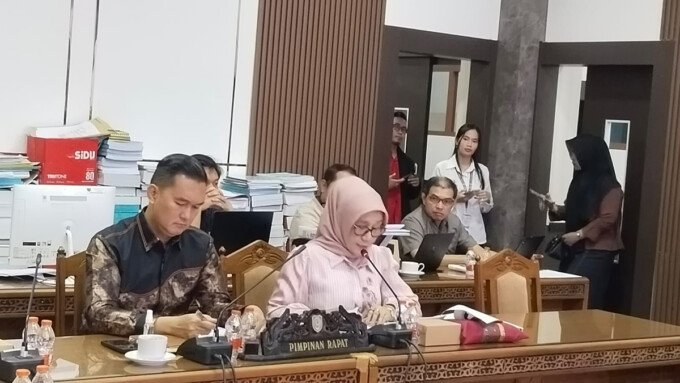 Ketua Pansus Raperda PMPTSP, Siti Nafsiah memimpin rapat, di Ruang Rapat Komisi, Senin (27/4).