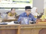 RAPAT KERJA: Ketua Komisi I DPRD Kalteng, Muhajirin (tengah), didampingi Ketua Komisi II DPRD Kalteng, Siti Nafsiah (paling kanan), Selasa (28/4).