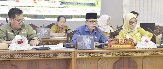 RAPAT KERJA: Ketua Komisi I DPRD Kalteng, Muhajirin (tengah), didampingi Ketua Komisi II DPRD Kalteng, Siti Nafsiah (paling kanan), Selasa (28/4).