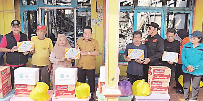 Anggota DPRD Kapuas Thosibae Limin turut menyalurkan bantuan bagi korban kebakaran di Jalan Anggrek Kuala Kapuas.