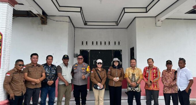 Ketua Komisi I DPRD Kapuas Sera Sintanola (topi putih) bersama anggota komisi I terlihat selalu kompak.