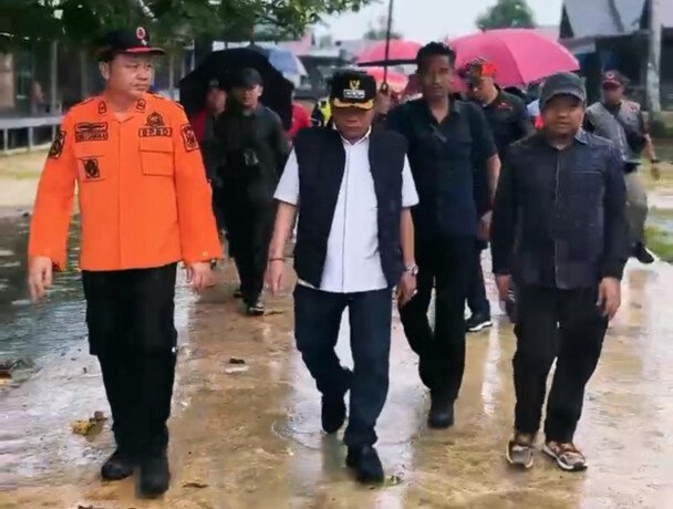 DPRD Kapuas Wakil Ketua II DPRD Kapuas Berinto saat mendampingi kunjungan Bupati Kapuas HM Wiyatno di Kecamatan Timpah akhir pekan lalu.