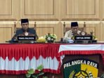 Ketua DPRD Kota Palangka Raya, Subandi (kanan) memandu jalannya Rapat Paripurna, di Gedung DPRD Kota Palangka Raya, Rabu (22/4).