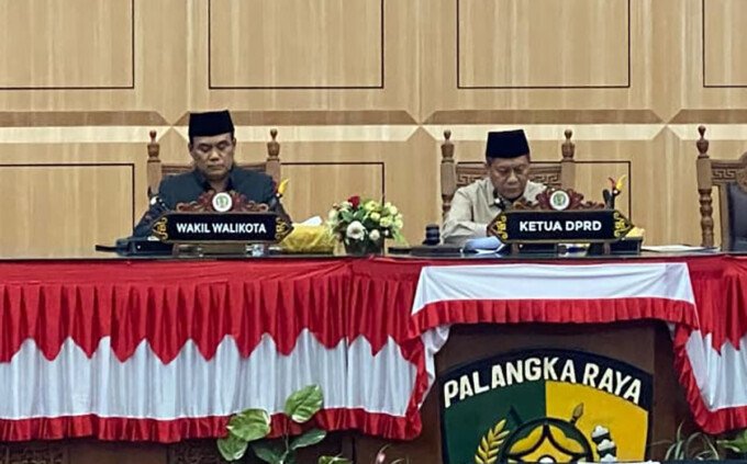 Ketua DPRD Kota Palangka Raya, Subandi (kanan) memandu jalannya Rapat Paripurna, di Gedung DPRD Kota Palangka Raya, Rabu (22/4).