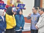 DPRD Kota Palangka Raya Ketua DPRD Kota Palangka Raya, Subandi (dua dari kanan) mendampingi Wali Kota Palangka Raya, Fairid Naparin menyalurkan beasiswa kepada mahasiswa, di Aula Disdik Kota, Kamis (2/4).