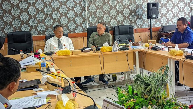 Anggota DPRD Kota Palangka Raya, Hatir Sata Tarigan (paling kanan) melaksanakan Rapat Pansus, Senin (27/4).