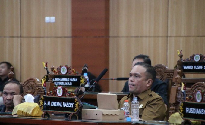 Anggota Komisi II DPRD Kota Palangka Raya, Khemal Nasery menghadiri rapat di Gedung DPRD setempat, baru-baru ini.
