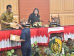 DPRD Kota Palangka Raya Jubir Anggota DPRD Kota Palangka Raya Dapil II, Salundik menyerahkan dokumen hasil reses kepada Wakil Wali Kota serta Wakil Ketua II DPRD Kota Palangka Raya, Senin (13/4).