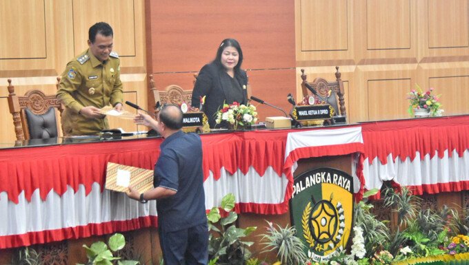 DPRD Kota Palangka Raya Jubir Anggota DPRD Kota Palangka Raya Dapil II, Salundik menyerahkan dokumen hasil reses kepada Wakil Wali Kota serta Wakil Ketua II DPRD Kota Palangka Raya, Senin (13/4).