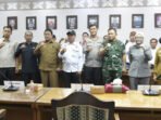 DPRD Provinsi Kalimantan Tengah Wakil Gubernur Kalteng, Edy Pratowo (empat dari kiri), Ketua DPRD Kalteng, Arton S Dohong (tiga dari kiri) unsur Forkopimda serta kepala OPD usai audiensi dengan Aliansi Penambang Rakyat Kalteng di Ruang Rapat Pimpinan DPRD Kalteng, Selasa (14/4).
