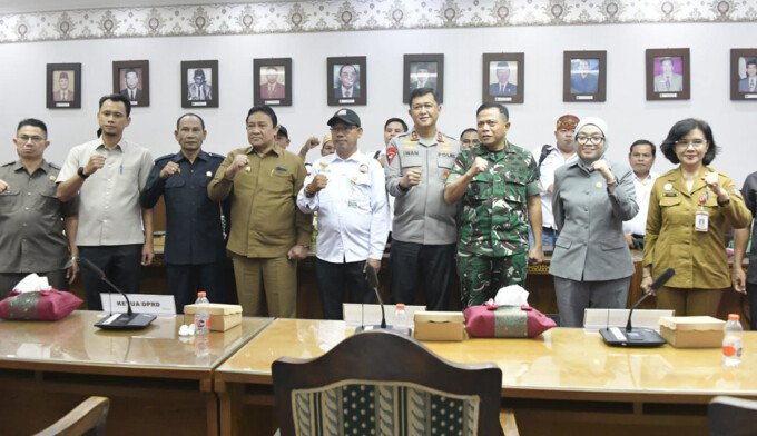 DPRD Provinsi Kalimantan Tengah Wakil Gubernur Kalteng, Edy Pratowo (empat dari kiri), Ketua DPRD Kalteng, Arton S Dohong (tiga dari kiri) unsur Forkopimda serta kepala OPD usai audiensi dengan Aliansi Penambang Rakyat Kalteng di Ruang Rapat Pimpinan DPRD Kalteng, Selasa (14/4).