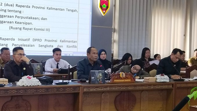DPRD Provinsi Kalimantan Tengah Ketua DPRD Kalteng, Arton S Dohong (dua dari kiri) saat memimpin rapat Badan Musyawarah (Banmus) bersama Komisi I DPRD Kalimantan Tengah di Ruang Rapat Gabungan DPRD Kalteng, Senin (13/4).