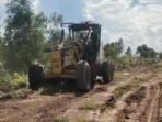 Ruas jalan Terusan-Lupak yang mengalami kerusakan mulai ditangani Pemerintah Kabupaten Kapuas.