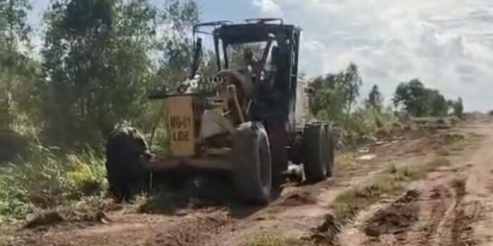 Ruas jalan Terusan-Lupak yang mengalami kerusakan mulai ditangani Pemerintah Kabupaten Kapuas.