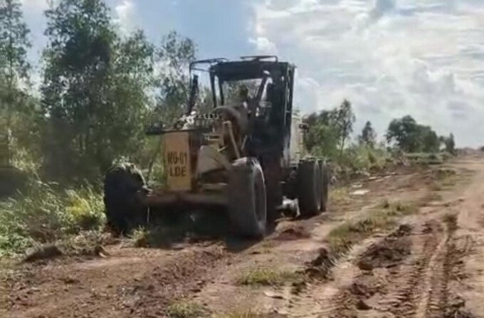 Ruas jalan Terusan-Lupak yang mengalami kerusakan mulai ditangani Pemerintah Kabupaten Kapuas.