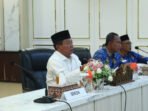 Bupati Kapuas HM Wiyatno memimpin rapat koordinasi lanjutan rencana pembangunan jembatan menuju Desa Lawang Kamah, Kecamatan Timpah, di Rumah Jabatan Bupati Kapuas, Jumat (17/4).