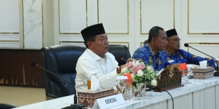 Bupati Kapuas HM Wiyatno memimpin rapat koordinasi lanjutan rencana pembangunan jembatan menuju Desa Lawang Kamah, Kecamatan Timpah, di Rumah Jabatan Bupati Kapuas, Jumat (17/4).