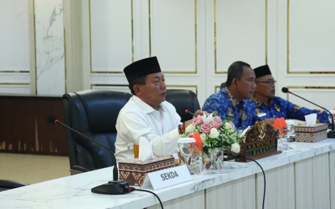 Bupati Kapuas HM Wiyatno memimpin rapat koordinasi lanjutan rencana pembangunan jembatan menuju Desa Lawang Kamah, Kecamatan Timpah, di Rumah Jabatan Bupati Kapuas, Jumat (17/4).