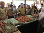 Wabup Kapuas Dodo, didampingi Sekretaris Daerah Kapuas Dr Usis I Sangkai, dan sejumlah Kepala PD terkait melakukan peninjauan harga bahan pokok di kawasan Pasar Blok R, Kuala Kapuas, Selasa (21/4).