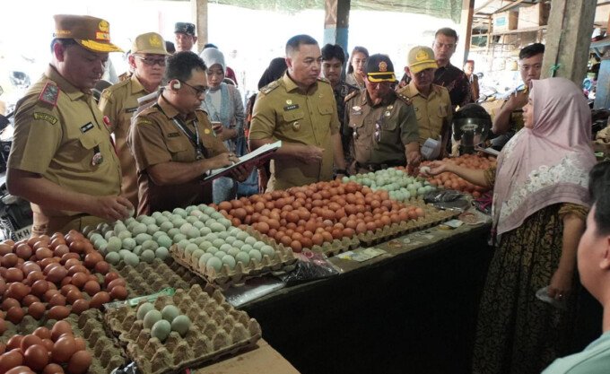Wabup Kapuas Dodo, didampingi Sekretaris Daerah Kapuas Dr Usis I Sangkai, dan sejumlah Kepala PD terkait melakukan peninjauan harga bahan pokok di kawasan Pasar Blok R, Kuala Kapuas, Selasa (21/4).