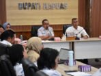 Pemerintah Kabupaten Kapuas melalui Sekretariat Daerah menggelar rapat penyusunan pelaporan transformasi budaya kerja Aparatur Sipil Negara (ASN) yang berkaitan dengan penerapan sistem kerja Work From Home (WFH) dan Work From Office (WFO), di Ruang Rapat Kantor Bupati Kapuas, Rabu (22/4).