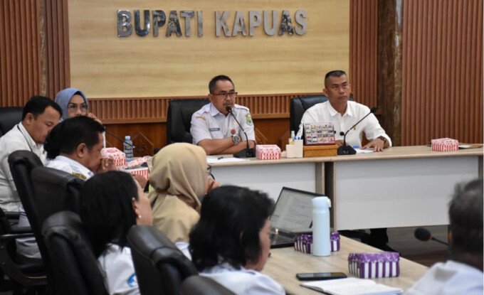 Pemerintah Kabupaten Kapuas melalui Sekretariat Daerah menggelar rapat penyusunan pelaporan transformasi budaya kerja Aparatur Sipil Negara (ASN) yang berkaitan dengan penerapan sistem kerja Work From Home (WFH) dan Work From Office (WFO), di Ruang Rapat Kantor Bupati Kapuas, Rabu (22/4).