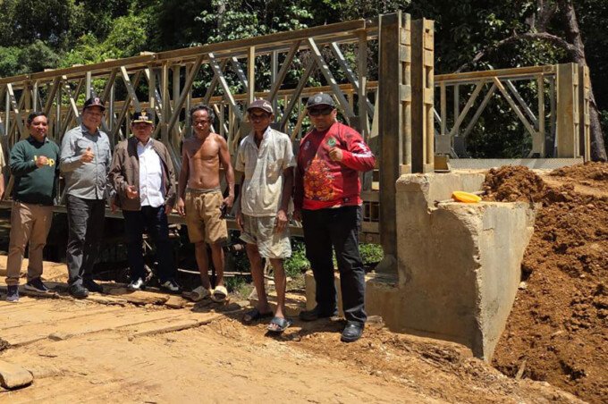 Bupati Kapuas HM Wiyatno bersama rombongan melihat kondisi Jembatan Nabarang di Kecamatan Kapuas Hulu, Sabtu (25/4).