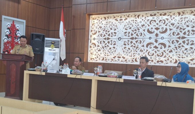 Sekda Kapuas Dr Usis I Sangkai saat sosialisasi program SSI JKN, Senin (27/4).