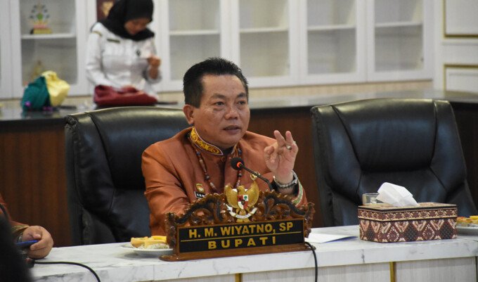 Bupati Kapuas Muhammad Wiyatno memimpin rapat koordinasi pembangunan jembatan menuju Desa Lawang Kamah, Kecamatan Timpah, di Ruang Rapat Rumah Jabatan Bupati Kapuas, Senin (6/4/).