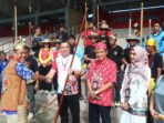 Penyerahan cindramata sumpit dari Ketua Portina Kapuas kepada Wakil Bupati Kapuas, sebagai bentuk dukungan dan sinergivitas dalam rangka mendukung olahraga manyipet.