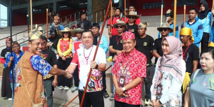 Penyerahan cindramata sumpit dari Ketua Portina Kapuas kepada Wakil Bupati Kapuas, sebagai bentuk dukungan dan sinergivitas dalam rangka mendukung olahraga manyipet.