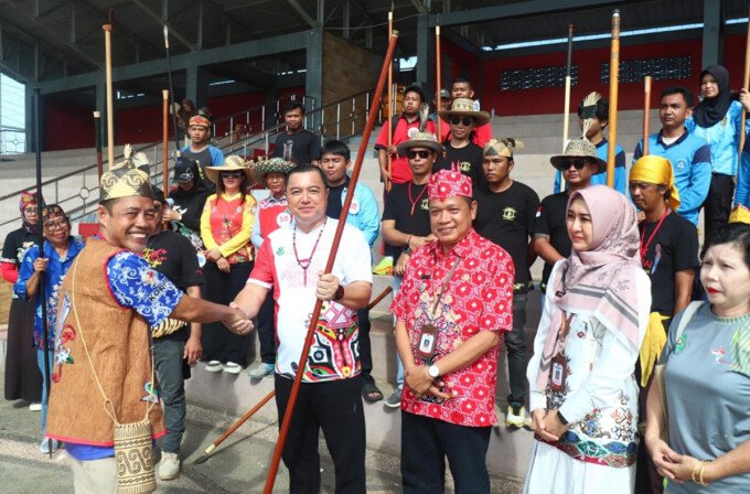 Penyerahan cindramata sumpit dari Ketua Portina Kapuas kepada Wakil Bupati Kapuas, sebagai bentuk dukungan dan sinergivitas dalam rangka mendukung olahraga manyipet.