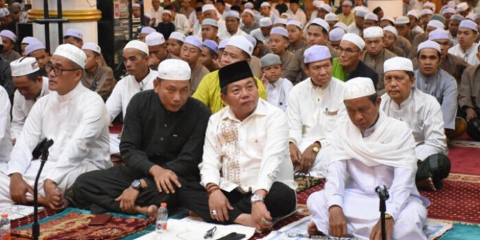 KUALA KAPUAS Bupati Kapuas HM Wiyatno saat menghadiri peringatan Haul Ganal ke-220 Maulana Syech Muhammad Arsyad Al Banjary di Masjid Agung Al Mukarram Kuala Kapuas, Sabtu (11/4) malam.