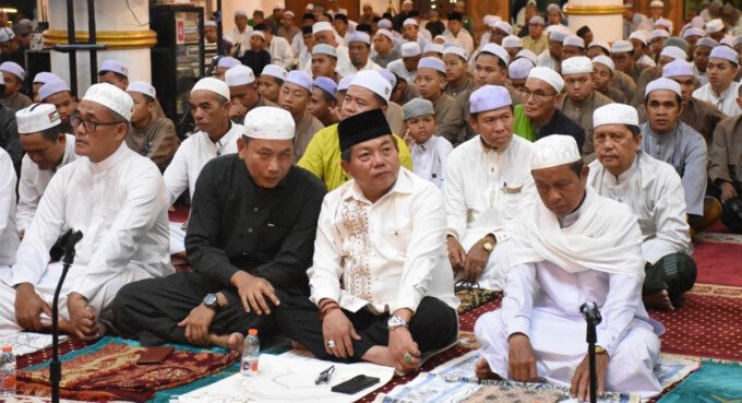 Bupati Kapuas HM Wiyatno saat menghadiri peringatan Haul Ganal ke-220 Maulana Syech Muhammad Arsyad Al Banjary di Masjid Agung Al Mukarram Kuala Kapuas, Sabtu (11/4) malam.