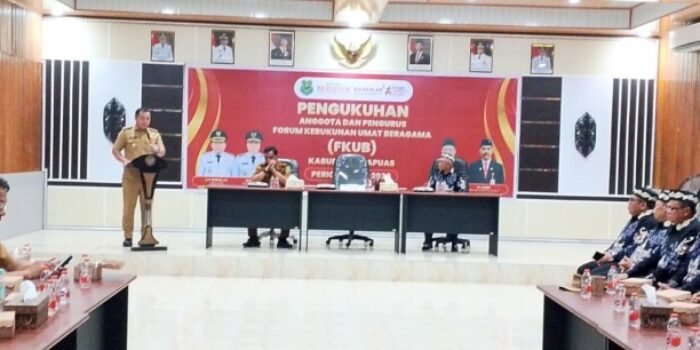 KUALA KAPUAS Wakil Bupati Kapuas Dodo memberikan arahan saat pengukuhan FKUB Kapuas, Selasa (14/4).
