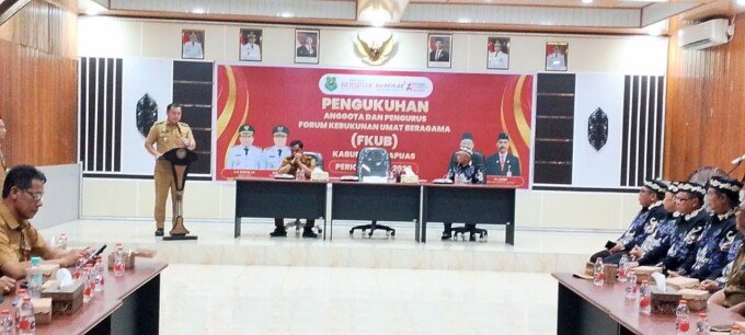 Wakil Bupati Kapuas Dodo memberikan arahan saat pengukuhan FKUB Kapuas, Selasa (14/4).