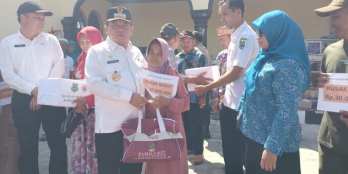 Bupati Kapuas H Muhammad Wiyatno saat penyaluran bantuan untuk warga terdampak kebakaran di Pulau Kupang, Rabu (1/4).