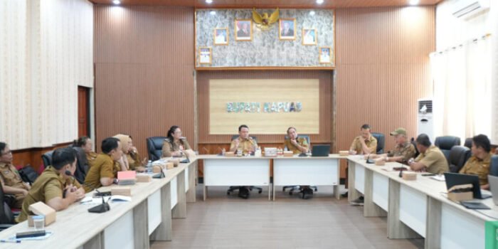 Sekretaris Daerah Kabupaten Kapuas Usis I. Sangkai memimpin rapat koordinasi pengembangan jalan kabupaten dan pembahasan aset daerah bersama sejumlah Kepala Perangkat Daerah dan pihak swasta di Kompleks Kantor Bupati Kapuas, Selasa (14/4) pagi