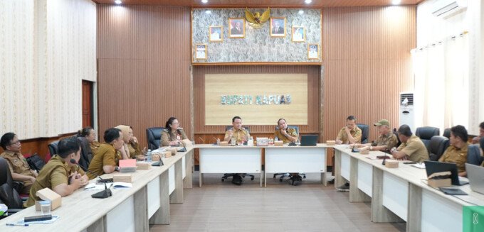 Sekretaris Daerah Kabupaten Kapuas Usis I. Sangkai memimpin rapat koordinasi pengembangan jalan kabupaten dan pembahasan aset daerah bersama sejumlah Kepala Perangkat Daerah dan pihak swasta di Kompleks Kantor Bupati Kapuas, Selasa (14/4) pagi