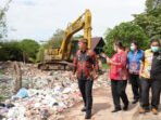 Wakil Bupati Kapuas, Dodo, didampingi Ketua GOW Kabupaten Kapuas Hertitati Dodo, meninjau TPA Palinget, Kamis (16/4).