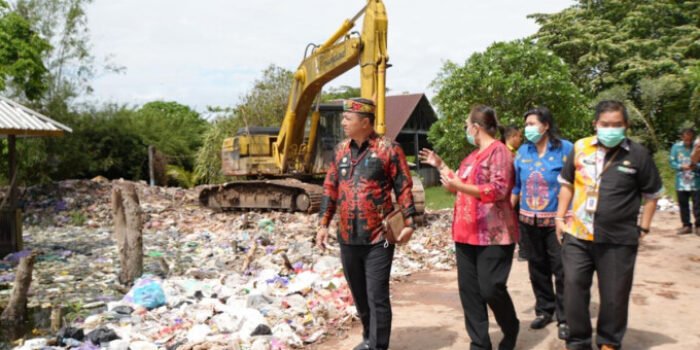 Wakil Bupati Kapuas, Dodo, didampingi Ketua GOW Kabupaten Kapuas Hertitati Dodo, meninjau TPA Palinget, Kamis (16/4).