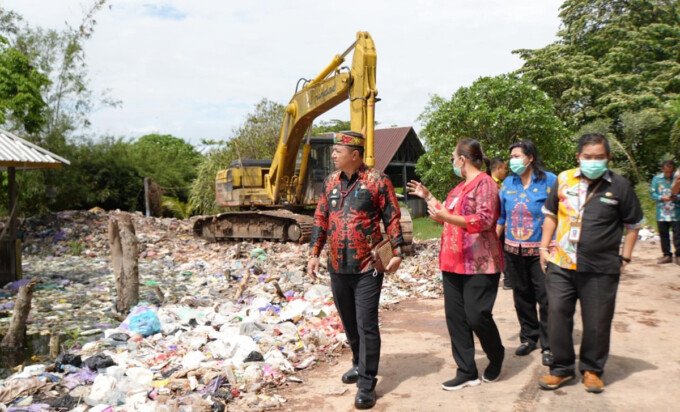 Wakil Bupati Kapuas, Dodo, didampingi Ketua GOW Kabupaten Kapuas Hertitati Dodo, meninjau TPA Palinget, Kamis (16/4).