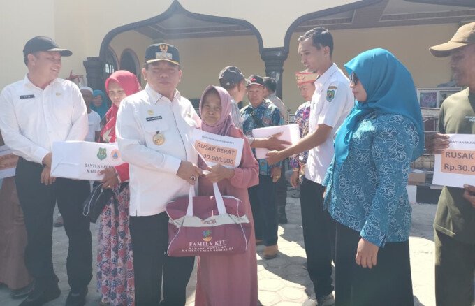 Bupati Kapuas H Muhammad Wiyatno saat penyaluran bantuan untuk warga terdampak kebakaran di Pulau Kupang, Rabu (1/4).