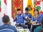 Gubernur Kalteng, H Agustiar Sabran, menyampaikan arahan saat pertemuan bersama insan pers di Istana Isen Mulang, Palangka Raya, Jumat (17/4).